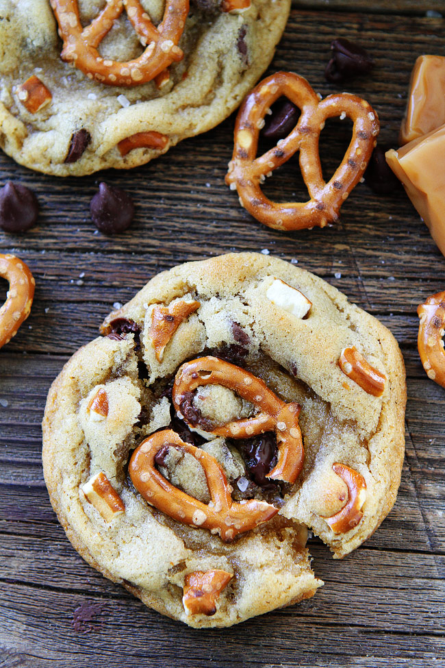 salted-caramel-pretzel-chocolate-chip-cookies-10
